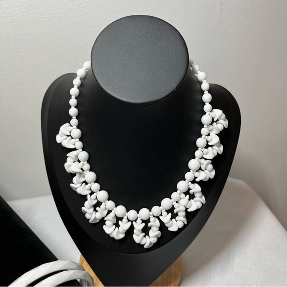 Vintage White Beaded Necklaces and bracelet set. Retro - Picture 4 of 10